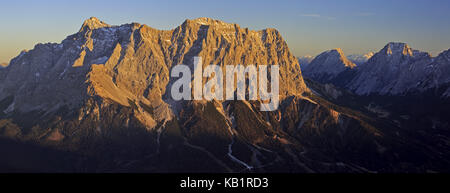 Austria, Tirolo, Ausserfern, Alpi Ammergau, Upsspitze, Zugspitze (montagna), Gamma di Wetterstein, Foto Stock
