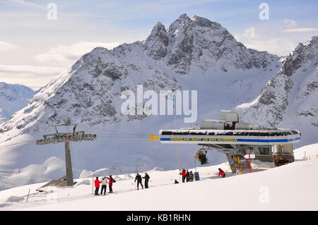 La svizzera del cantone dei Grigioni, all'Engadina St Moritz corviglia, sulle piste da sci murezzan, sciatore, inverno, Foto Stock