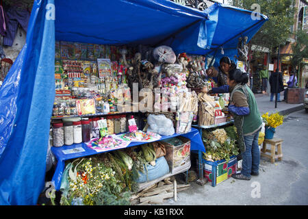 Bolivia, la Paz, mercato delle streghe, offerta, assistente di negozio, Foto Stock