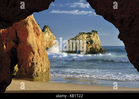 Il Portogallo, Algarve, vista dal rock pit sull'onda-lavato intorno a rocce di Prainha, Foto Stock