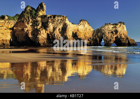 Il Portogallo, Algarve, formazioni rocciose sulla spiaggia prainha vicino a alvor, Foto Stock
