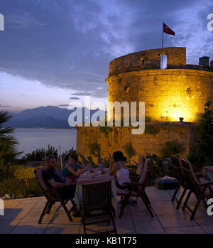 Turchia, costa mediterranea, Antalya, street cafe davanti alla torre hidirlik in serata, Foto Stock