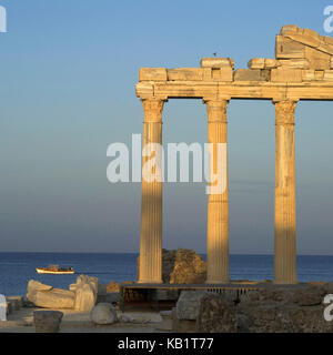 Turchia, costa mediterranea, pamphylien, laterale apollon tempio al mare mediterraneo, Foto Stock