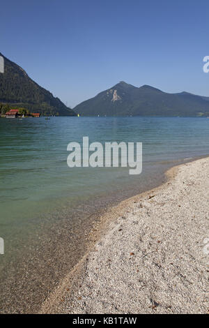 Spiaggia sulla penisola zwergern con vista sul lago walchensee a Jochberg, Baviera, Germania, Foto Stock