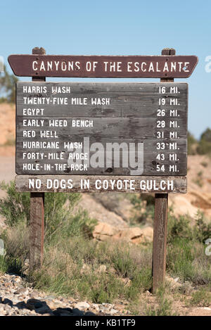Segno indicante la distanza sul foro-in-the-rock road in grande scala - escalante monumento nazionale, Utah. Foto Stock