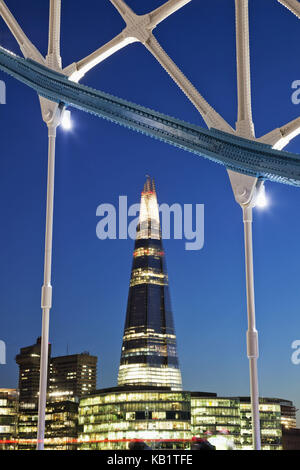 Inghilterra, Londra, il Tower Bridge e la shard, in serata, Foto Stock