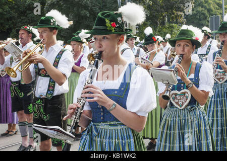 In Germania, in Baviera, Monaco di Baviera, oktoberfest, tradizionale sfilata, cappella, Foto Stock