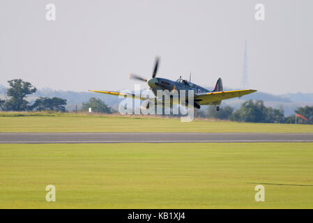 Supermarine Spitfire IX MH434 decolla con carro che si ritrae all'IWM Duxford Airshow Foto Stock