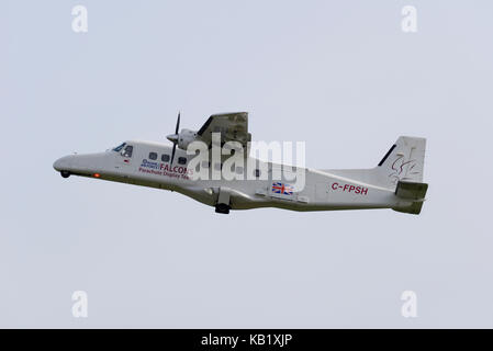 Dornier 228-202 C-FPSH che trasporta il Royal Air Force Falcons Parachute display Team all'IWM Duxford Airshow Foto Stock