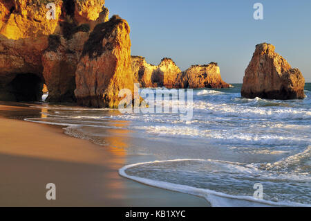 Il Portogallo, Algarve, la spiaggia di roccia prainha vicino a alvor, Foto Stock