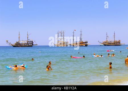 Luglio, 2017 - vacanzieri bagnarsi nel mare e abbronzarvi al sole sulla spiaggia di cleopatra (Alanya, Turchia). Foto Stock