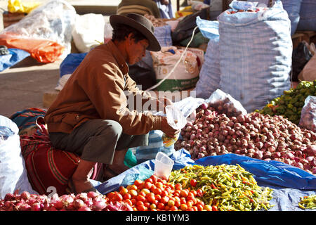 Bolivia, tarabuco, mercato quechua, uomo, vendita, Foto Stock
