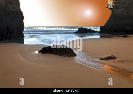 Il Portogallo, Algarve, atmosfera serale sulla spiaggia prainha, Foto Stock