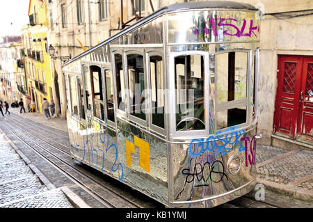 Il portogallo, Lisbona, cromato funicolare in cabina con graffiti, in uso come un elevador da bica, Foto Stock