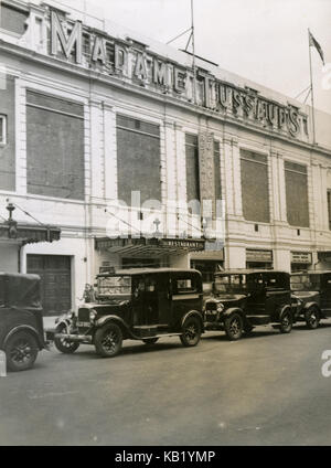 Antique c1930 fotografia, il museo delle cere di Madame Tussauds su Marylebone Road a Londra in Inghilterra. Fonte: fotografia originale. Foto Stock