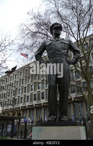 Statua di bronzo di Dwight Eisenhower D AL DI FUORI DEGLI STATI UNITI Ambasciata, Grosvenor Square, London, England, Regno Unito Foto Stock