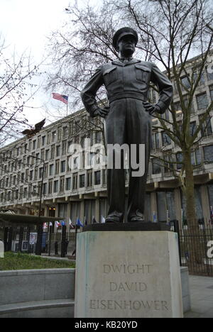 Statua di bronzo di Dwight Eisenhower D AL DI FUORI DEGLI STATI UNITI Ambasciata, Grosvenor Square, London, England, Regno Unito Foto Stock