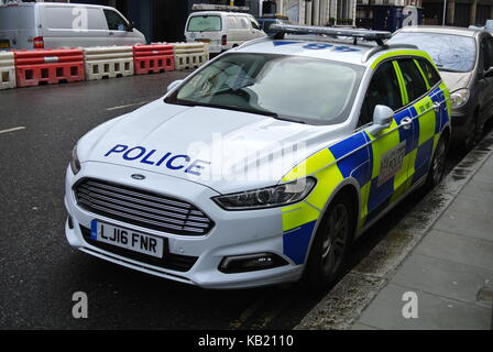 City of London Police contrassegnato unità cane auto parcheggiate accanto al marciapiede, London, England, Regno Unito Foto Stock