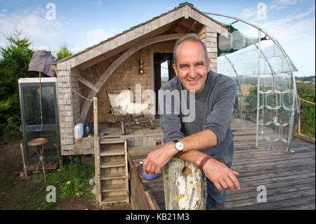 Kevin mccloud con il suo capannone nel watchet, Somerset. Foto Stock