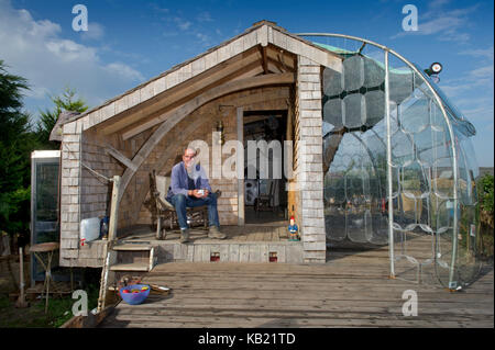 Kevin mccloud con il suo capannone nel watchet, Somerset. Foto Stock