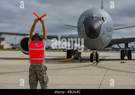 New Jersey Air National Guardsman Senior aviatori Joshua O'Reilly, capo equipaggio, esegue il marshalling di un ala 108th KC-135 Stratotanker al proprio posto di parcheggio su Foto Stock