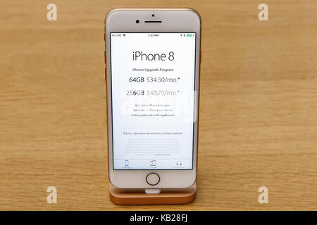 IPhone 8 si erge sul display in un Apple Store a Manhattan. Foto Stock