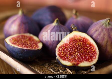 Bella fichi maturi rustico in legno decorate in vaso Foto Stock