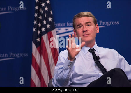 Il senatore Michael Bennett (D-CO) parla al Centro per il progresso americano di Washington, DC. USA Foto Stock