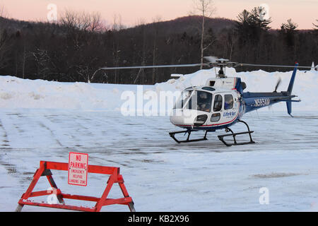 Evacuazione medica in elicottero sul parcheggio eliporto nella neve in speculatore, ny. Foto Stock