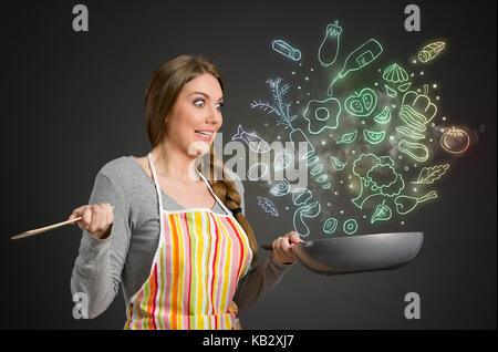 Sorpreso casalinga con pan guardando a disegnare volare le verdure Foto Stock