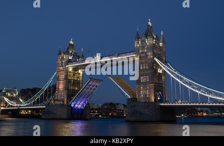 Il Tower Bridge di notte aperta per le navi a passare attraverso a Londra, Inghilterra, Regno Unito Foto Stock