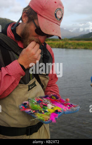 I pescatori di Pesca a Mosca Report di Pesca di trote e salmoni vicino Chignik Alaska Foto Stock