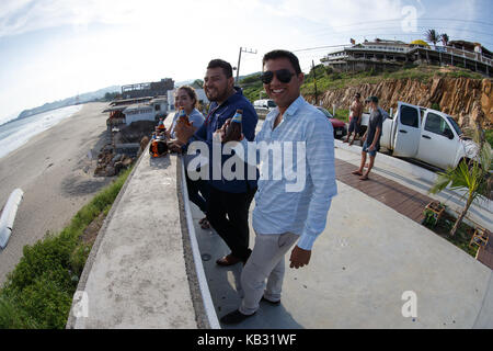 La gente del posto potrete gustare birra sopra la spiaggia in salina cruz, oaxaca, Messico. Foto Stock