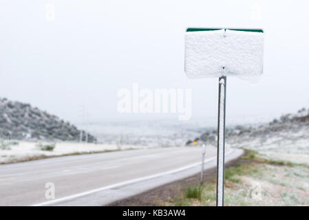 Coperta di neve autostrada sign in Utah. Foto Stock