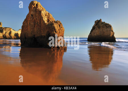 Il Portogallo, Algarve, nasi di roccia sulla spiaggia prainha, Foto Stock