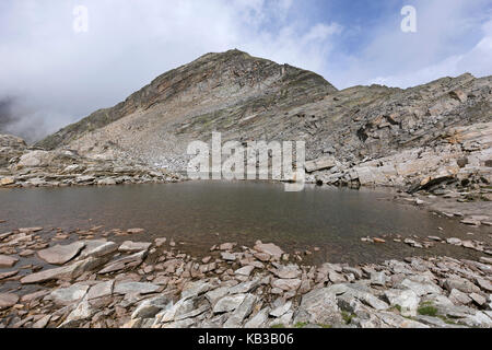 Il lago di smeraldo sulla moro passano vicino a Macugnaga, Piemonte, Italia. Foto Stock