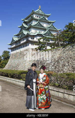 Giappone, Honshu, Aichi, Nagoya, il Castello di Nagoya, la sposa e lo sposo in tradizionali abiti giapponesi, Foto Stock