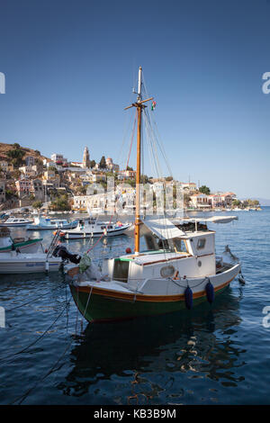 Il porto di symi, sull isola di symi vicino a Rodi in Grecia Foto Stock