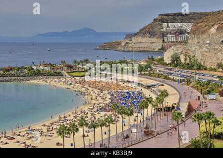 Spagna, Isole Canarie, Gran Canaria, Playa de Los Amadores, vicino Puerto Rico, Teide sullo sfondo, Foto Stock