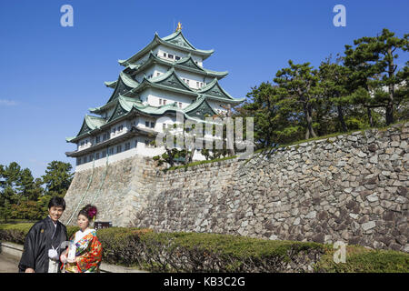 Giappone, Honshu, Aichi, Nagoya, il Castello di Nagoya, la sposa e lo sposo in tradizionali abiti giapponesi, Foto Stock