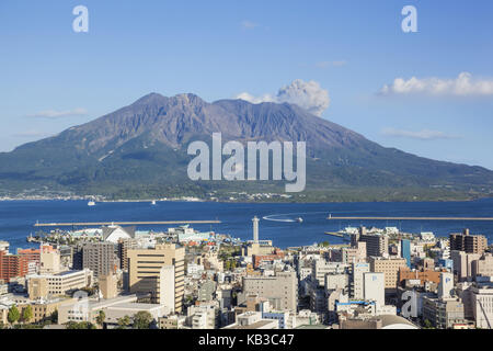 Giappone, kyushu, kagoshima, townscape con il vulcano Sakurajima, Foto Stock