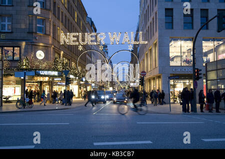 Germania, Amburgo, vista la jungfernstieg nel nuovo terrapieno, strada dello shopping, decorazione di Natale, crepuscolo, europa, città, centro città, street, scene di strada, turismo, persona, passante, ciclista, pedonale, stress, frenetico rush, la fretta, periodo natalizio, weihnachtsreit, journeyling, gita in città natale, gioielli di luce, vacanze natale acquisto, shopping, centro, inverno, jungfernstieg, shopping street, acquisto di stress e sollecitazione di natale, regali di Natale, sera, Foto Stock