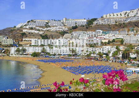 Spagna isole canarie Gran Canaria, puerto rico, spiaggia, sedie a sdraio, il turismo di massa, Foto Stock