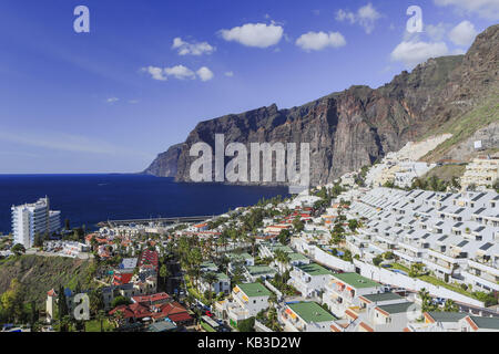 Spagna Isole Canarie, Tenerife, Los Gigantes, case, panoramica, costa, scogliere, Foto Stock