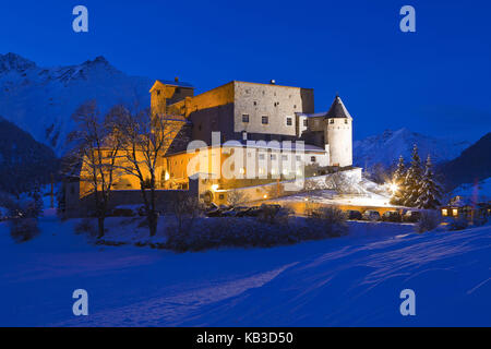 Austria, Tirolo, nauders, castello Naudersberg, sera d'inverno Foto Stock