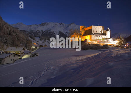 Austria, Tirolo, nauders, castello Naudersberg, sera d'inverno Foto Stock