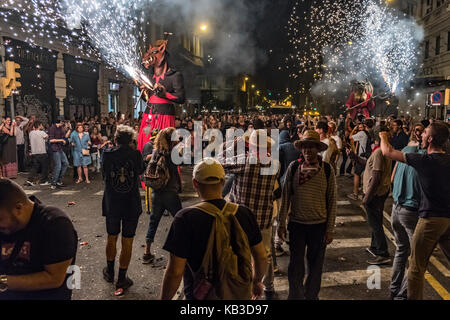 Correfocs sono tra le più suggestive caratteristiche presenti in catalano festival. In il correfoc, un gruppo di individui si vestirà come diavoli. Foto Stock