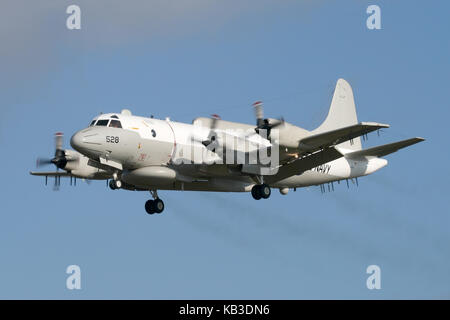 Visita rare a RAF Mildenhall di un US Navy EP-3E Aries II, la sorveglianza elettronica variante della familiarità P-3 Orion il pattugliamento marittimo di aeromobili. Foto Stock