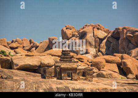 India, Karnataka, hampi, rovine di anegundi, il tempio in uno scenario di roccia Foto Stock