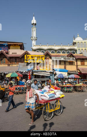 India, Karnataka, Mysore, mercato devarala, venditore ambulante Foto Stock